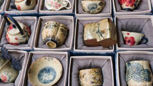箱に収められた陶磁器の茶器